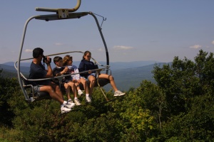 ook in de zomder wordt er gebruik gemaakt van de stoeltjeslift | Adirondack Park Preserve