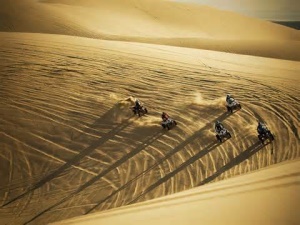 verschillende Quads gebruiken de duinen als parcour | Coos Bay