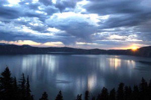 zonsopkomst boven Crater Lake | Crater Lake National Park