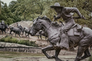 sculptuur van veedrijver in Pioneer Plaza | Dallas