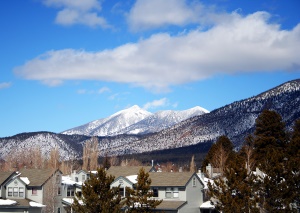 bewoning tussen de besneeuwde bergtoppen | Flagstaff