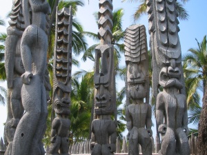 houten beelden houden de wacht voor de Hale O Keawe Heiau tempel | Hawaii Volcanoes National Park