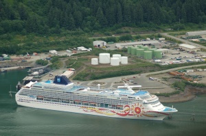cruiseschip bij vertrek uit Juneau | Juneau
