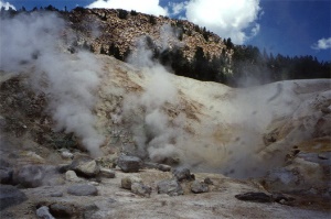 thermische gaten in de rotsgrond | Lassen Volcanic National Park