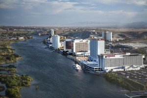 downtown Laughlin aan de gelijknamige rivier | Laughlin