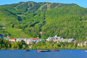 Mont Tremblant met op de achtergrond de Laurentian Mountains | Mont Tremblant